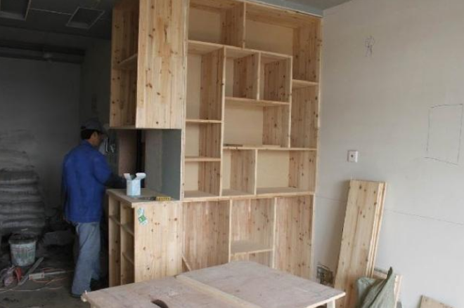 全屋定制和木工打家居哪个好？